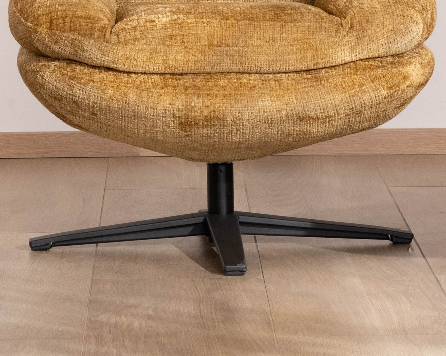Panama", poltrona girevole giallo senape in stile vintage, comfort avvolgente a 360°