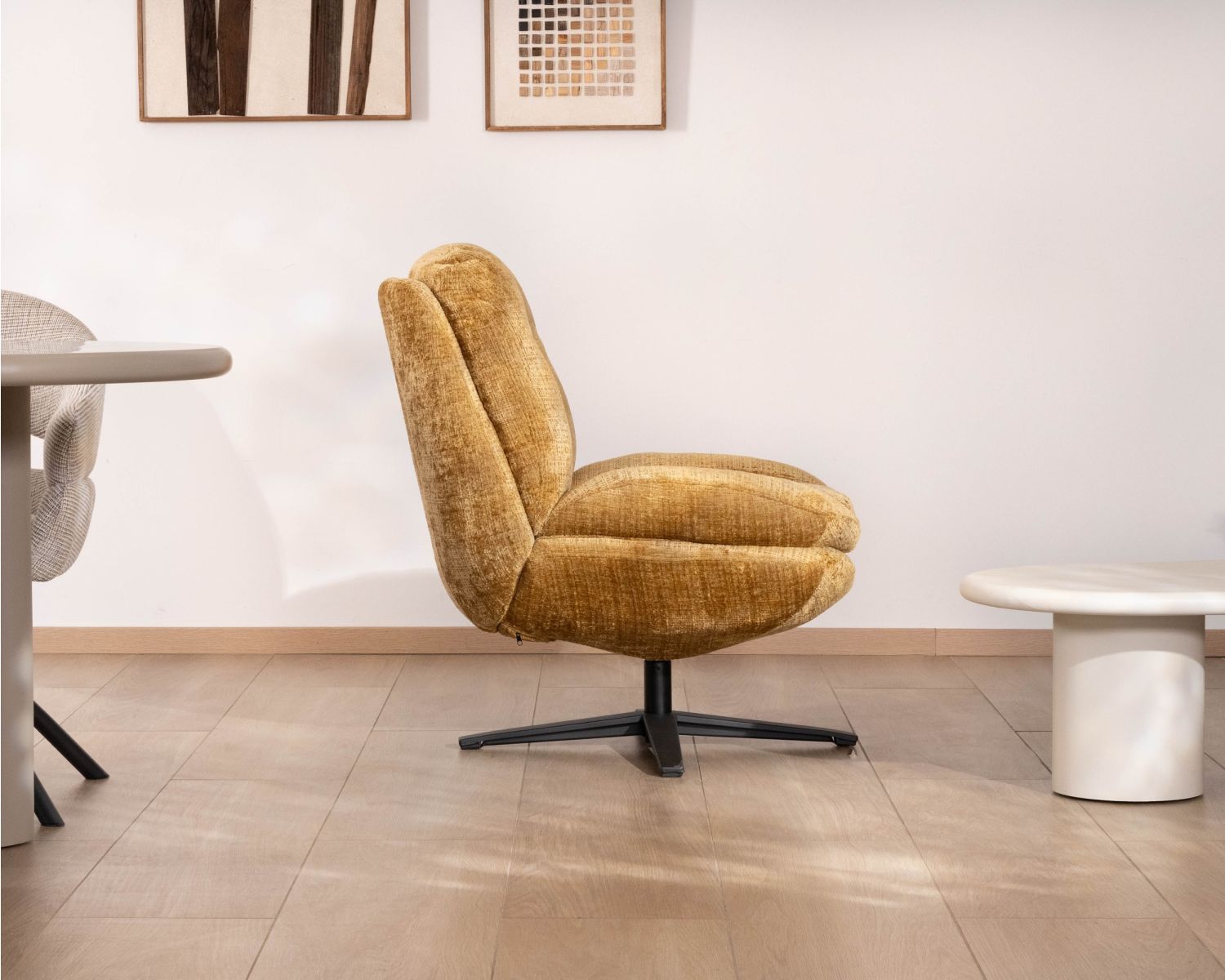 Panama", poltrona girevole giallo senape in stile vintage, comfort avvolgente a 360°