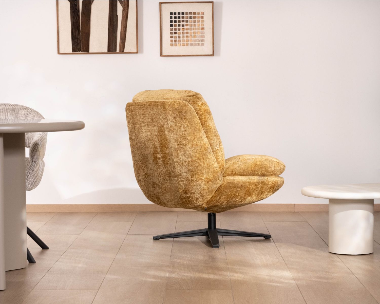 Panama", poltrona girevole giallo senape in stile vintage, comfort avvolgente a 360°