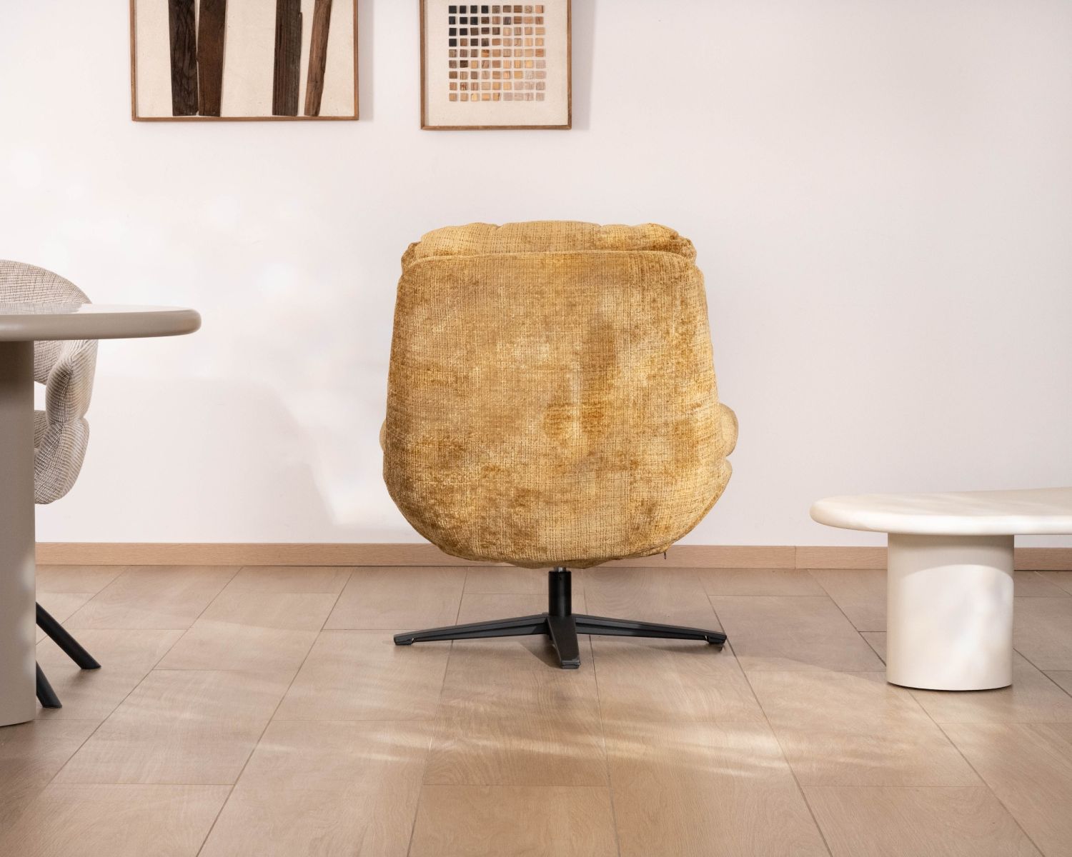 Panama", poltrona girevole giallo senape in stile vintage, comfort avvolgente a 360°