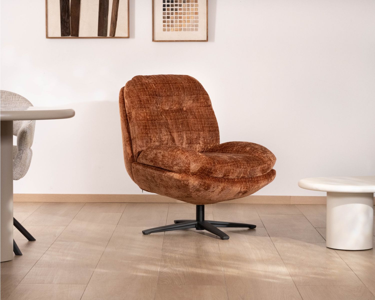 Poltrona girevole a 360° "Panama" in tessuto bouclé terracotta, seduta morbida e design avvolgente