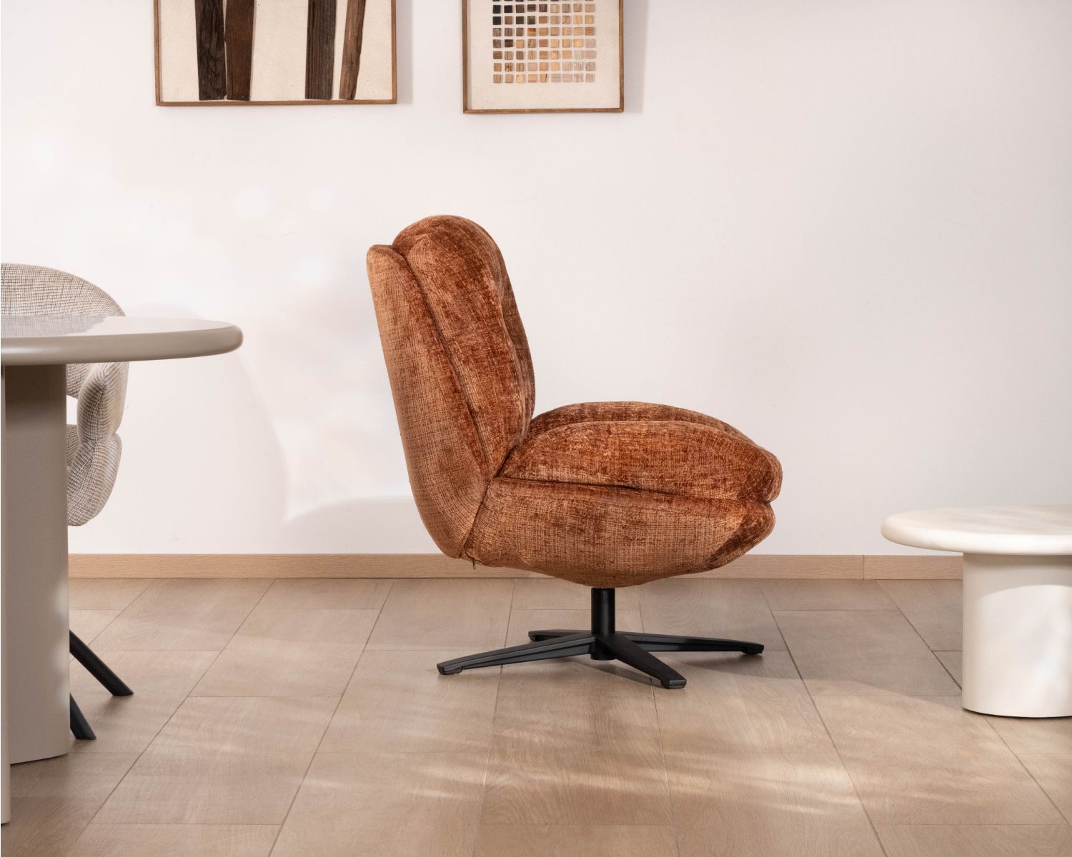Poltrona girevole a 360° "Panama" in tessuto bouclé terracotta, seduta morbida e design avvolgente