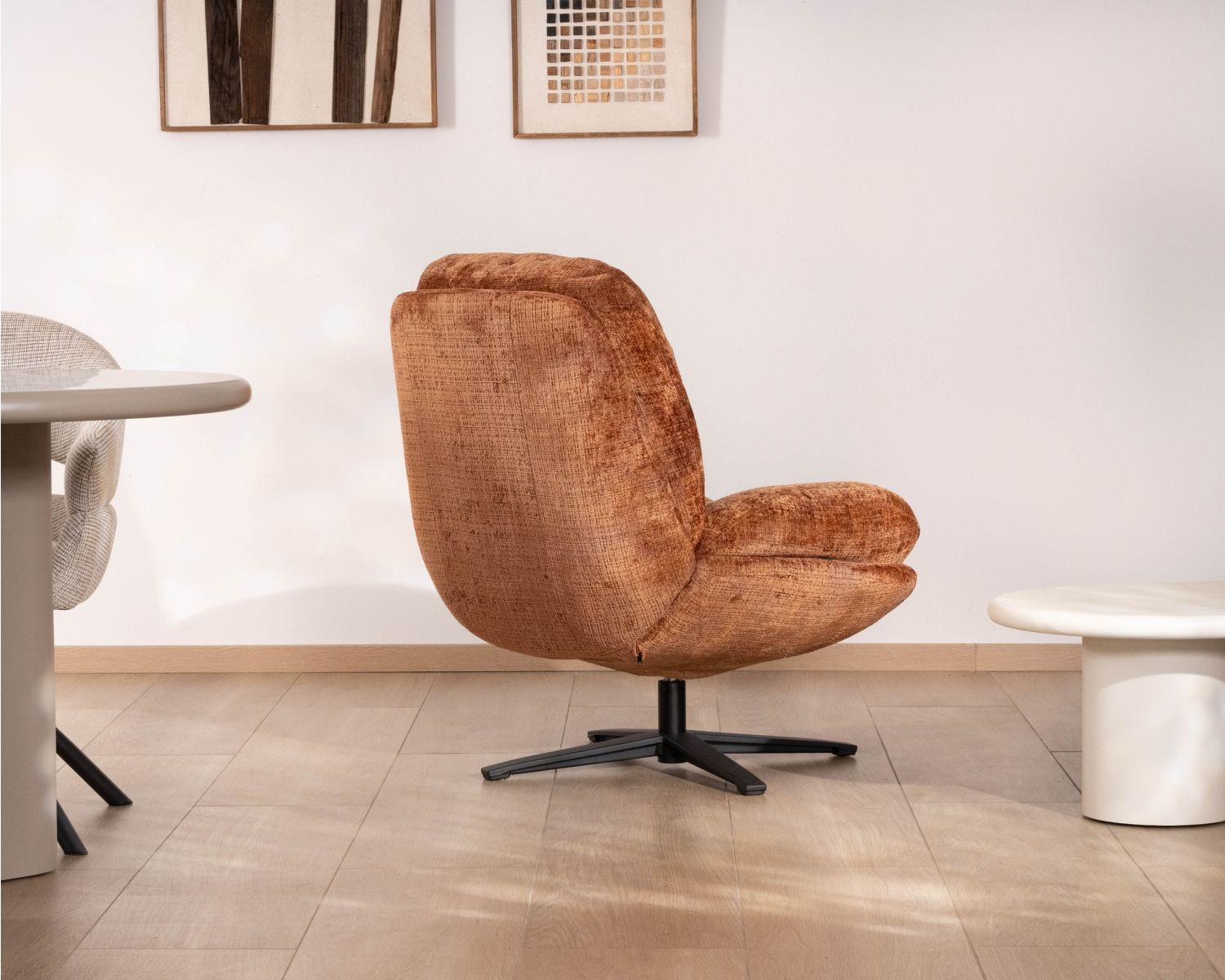 Poltrona girevole a 360° "Panama" in tessuto bouclé terracotta, seduta morbida e design avvolgente
