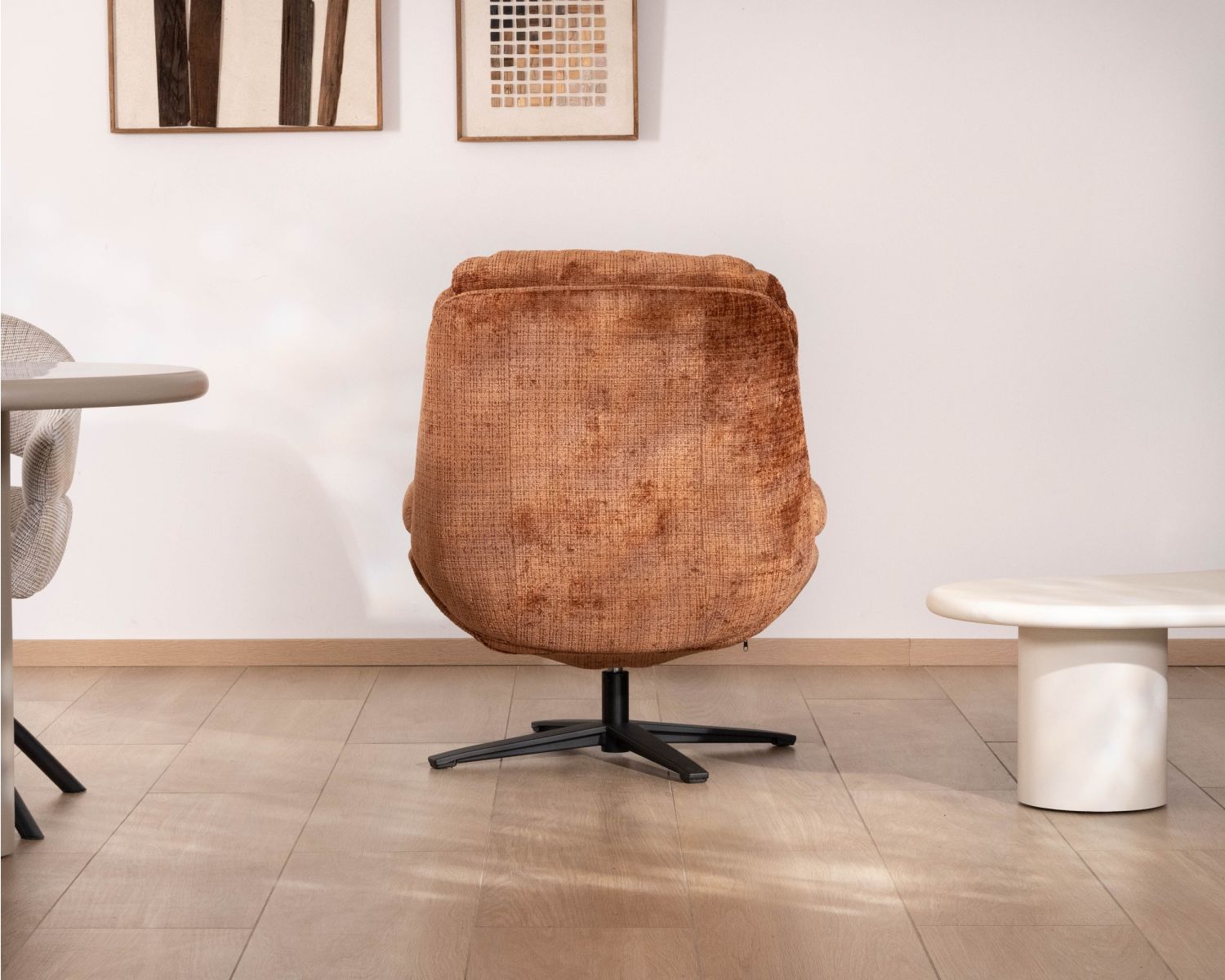 Poltrona girevole a 360° "Panama" in tessuto bouclé terracotta, seduta morbida e design avvolgente
