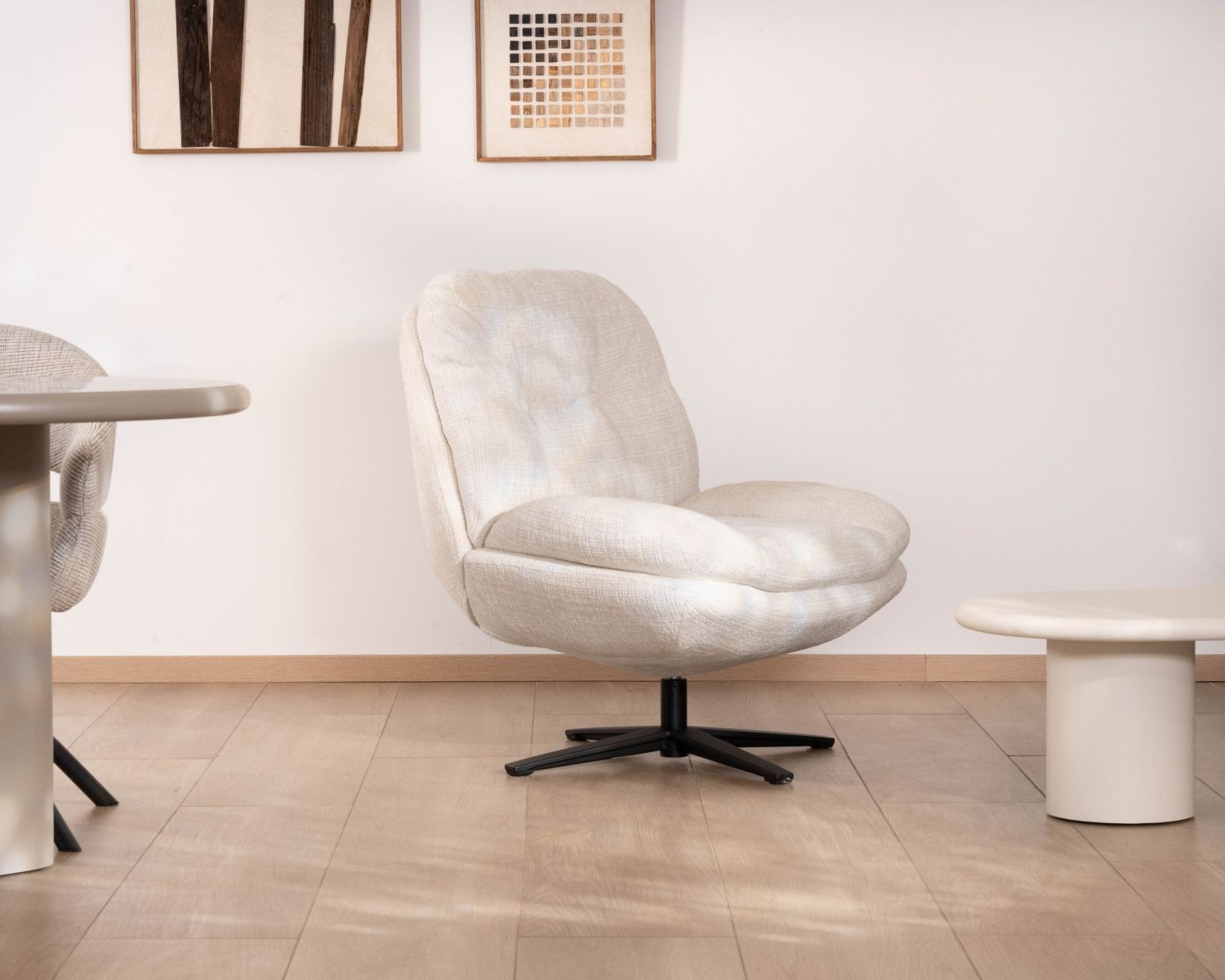 Poltrona lounge girevole "Panama" in tessuto boucle scandinavo ecru