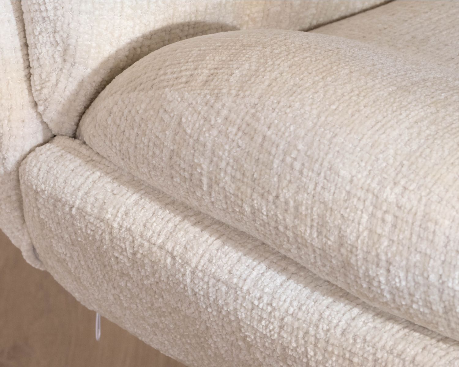 Poltrona lounge girevole "Panama" in tessuto boucle scandinavo ecru