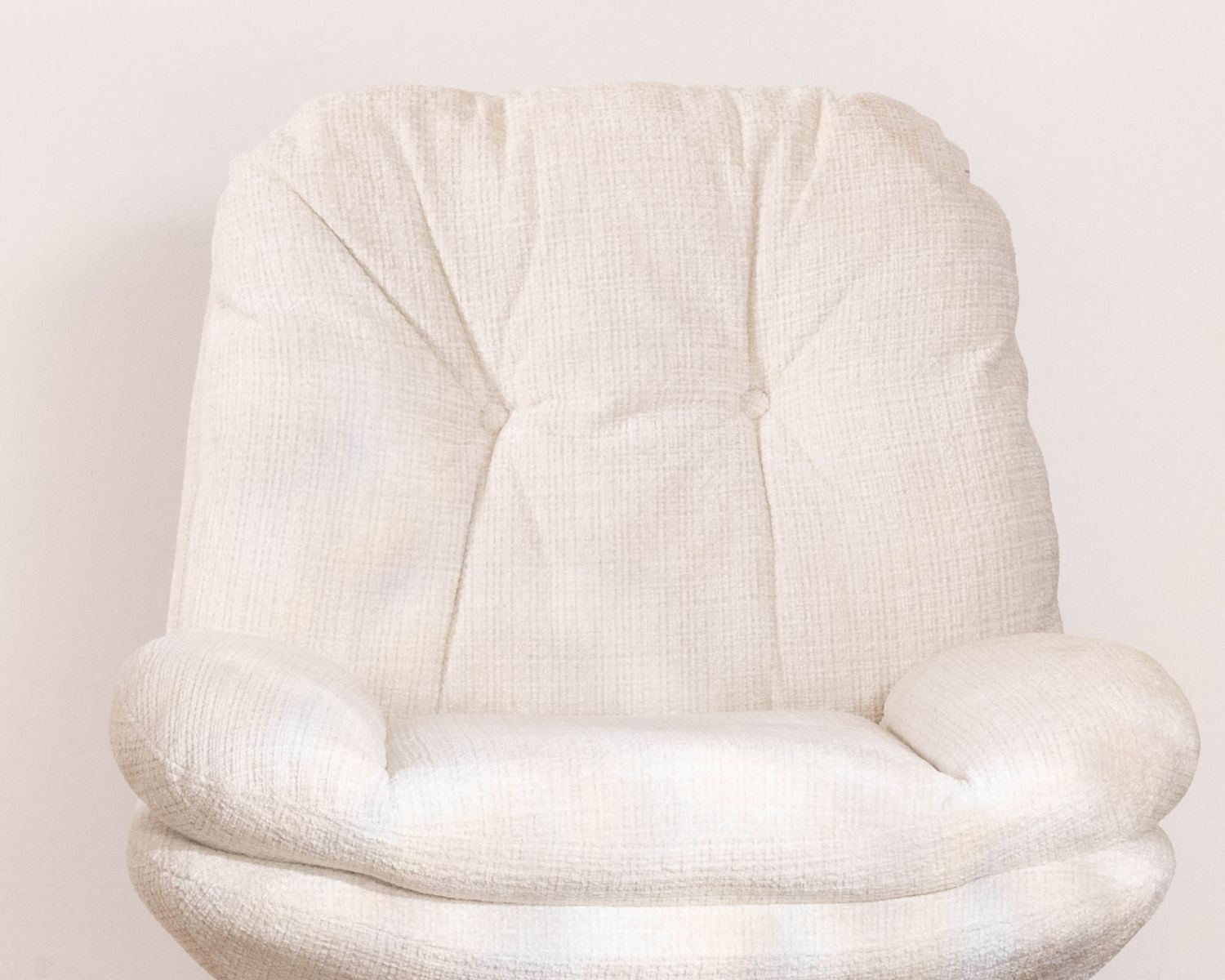Poltrona lounge girevole "Panama" in tessuto boucle scandinavo ecru