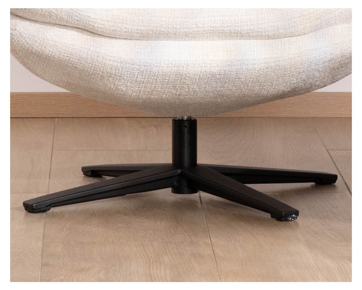 Poltrona lounge girevole "Panama" in tessuto boucle scandinavo ecru