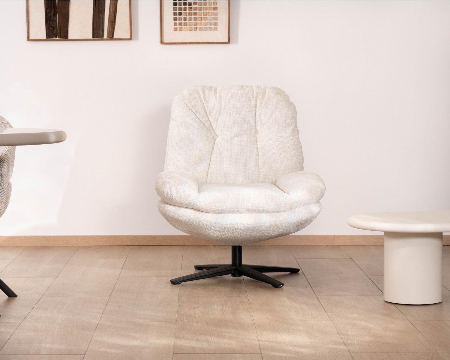 Poltrona lounge girevole "Panama" in tessuto boucle scandinavo ecru