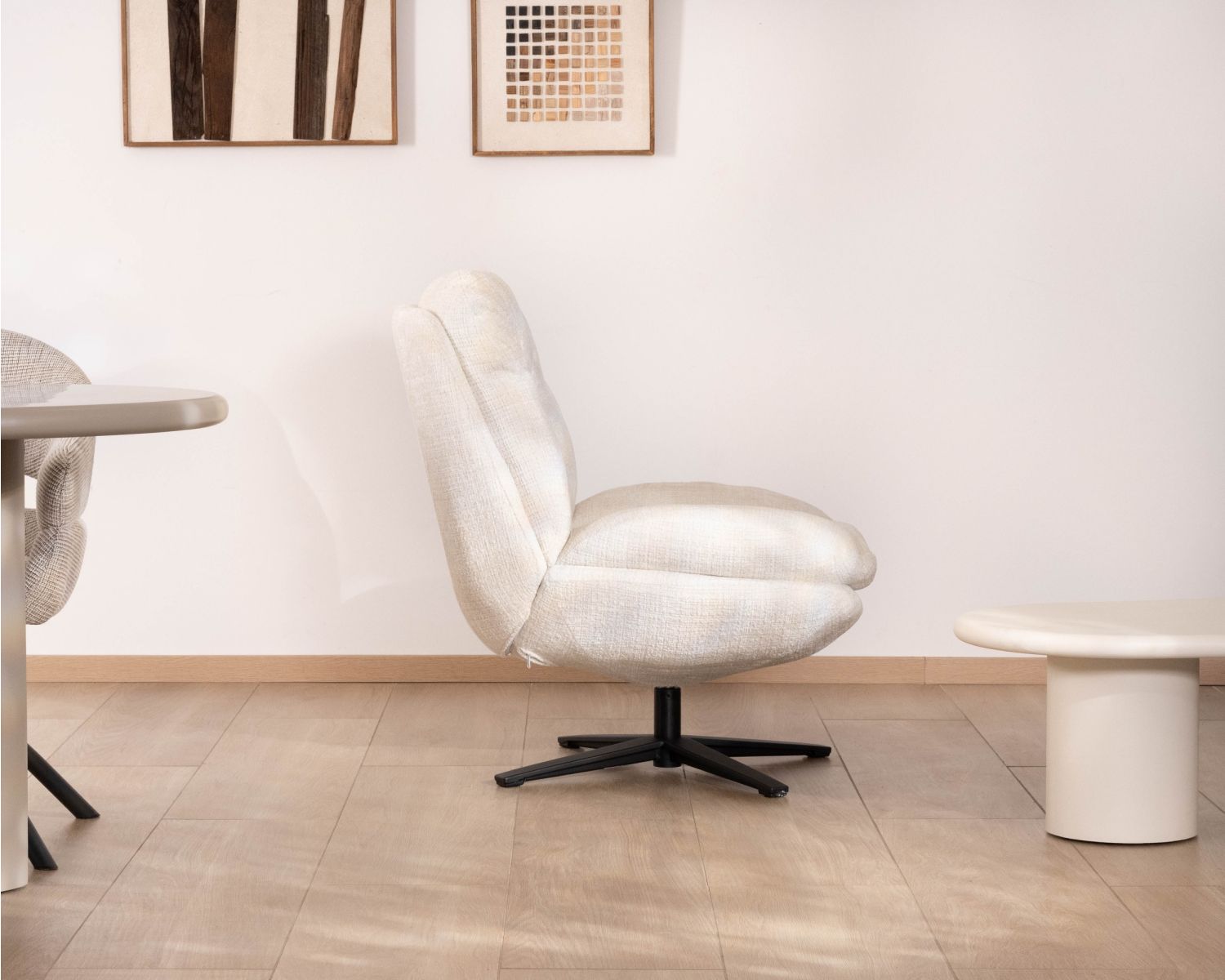 Poltrona lounge girevole "Panama" in tessuto boucle scandinavo ecru