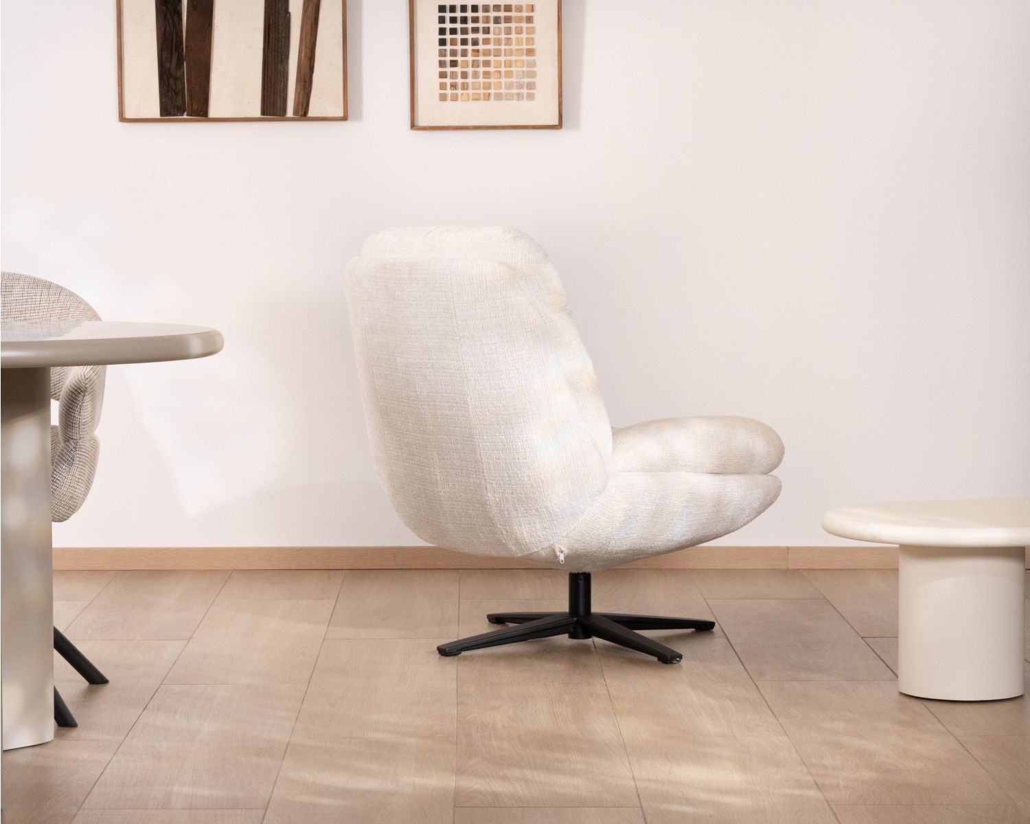 Poltrona lounge girevole "Panama" in tessuto boucle scandinavo ecru
