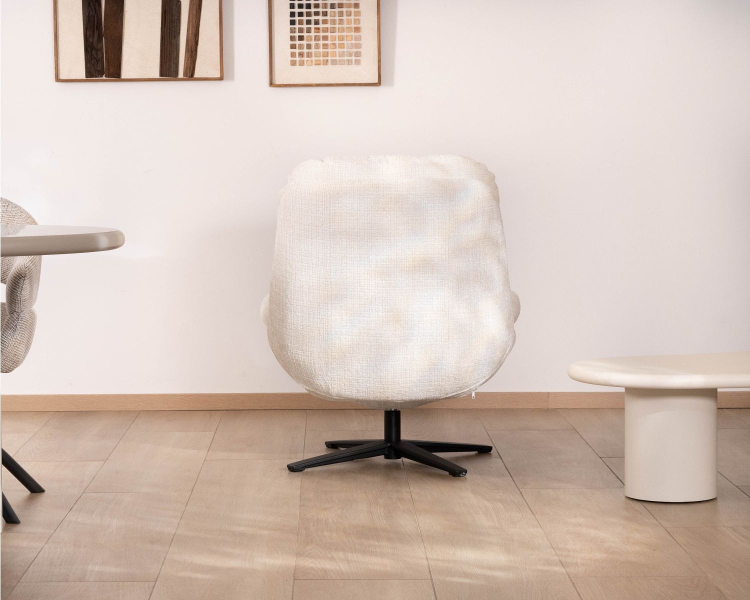 Poltrona lounge girevole "Panama" in tessuto boucle scandinavo ecru