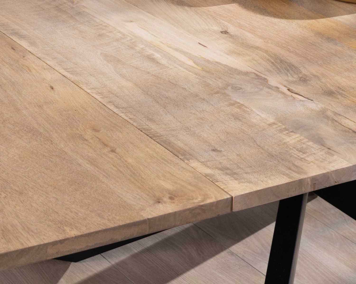 Tavolo da pranzo quadrato 120x120cm in mango e metallo in stile industriale "Haden" con prolunghe