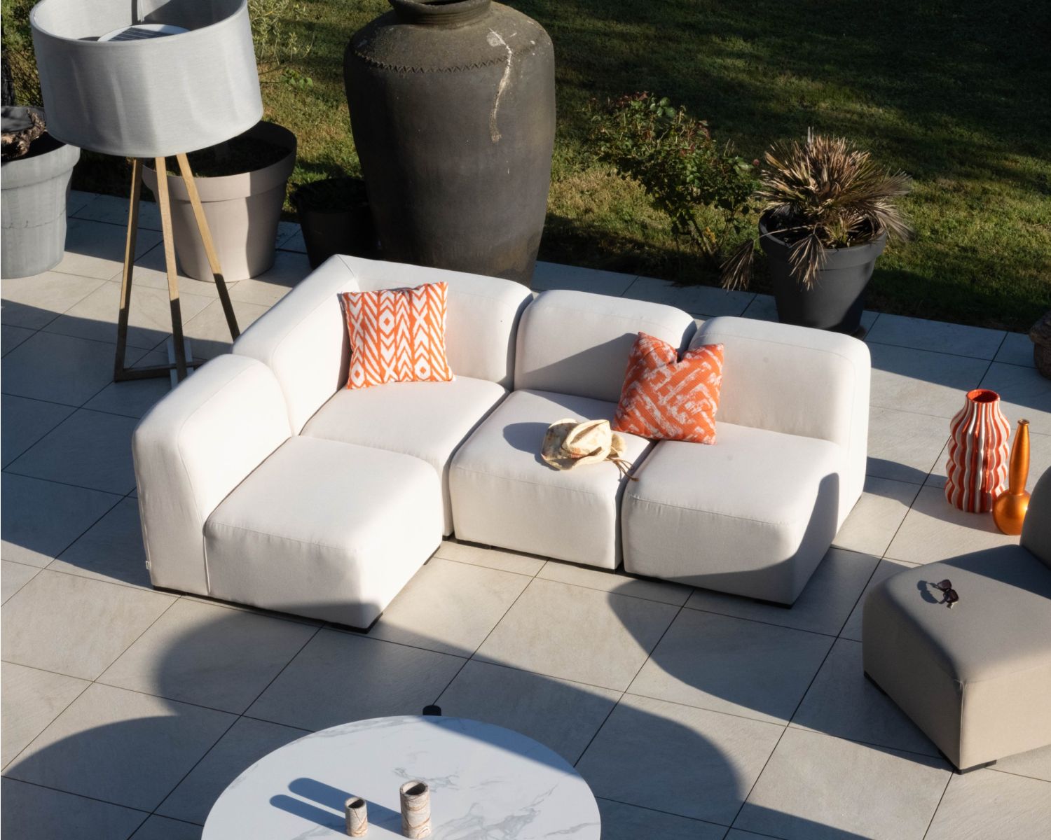 Elemento di seduta per divano modulare da esterno "Miroly Bay" dal design organico in tessuto bianco