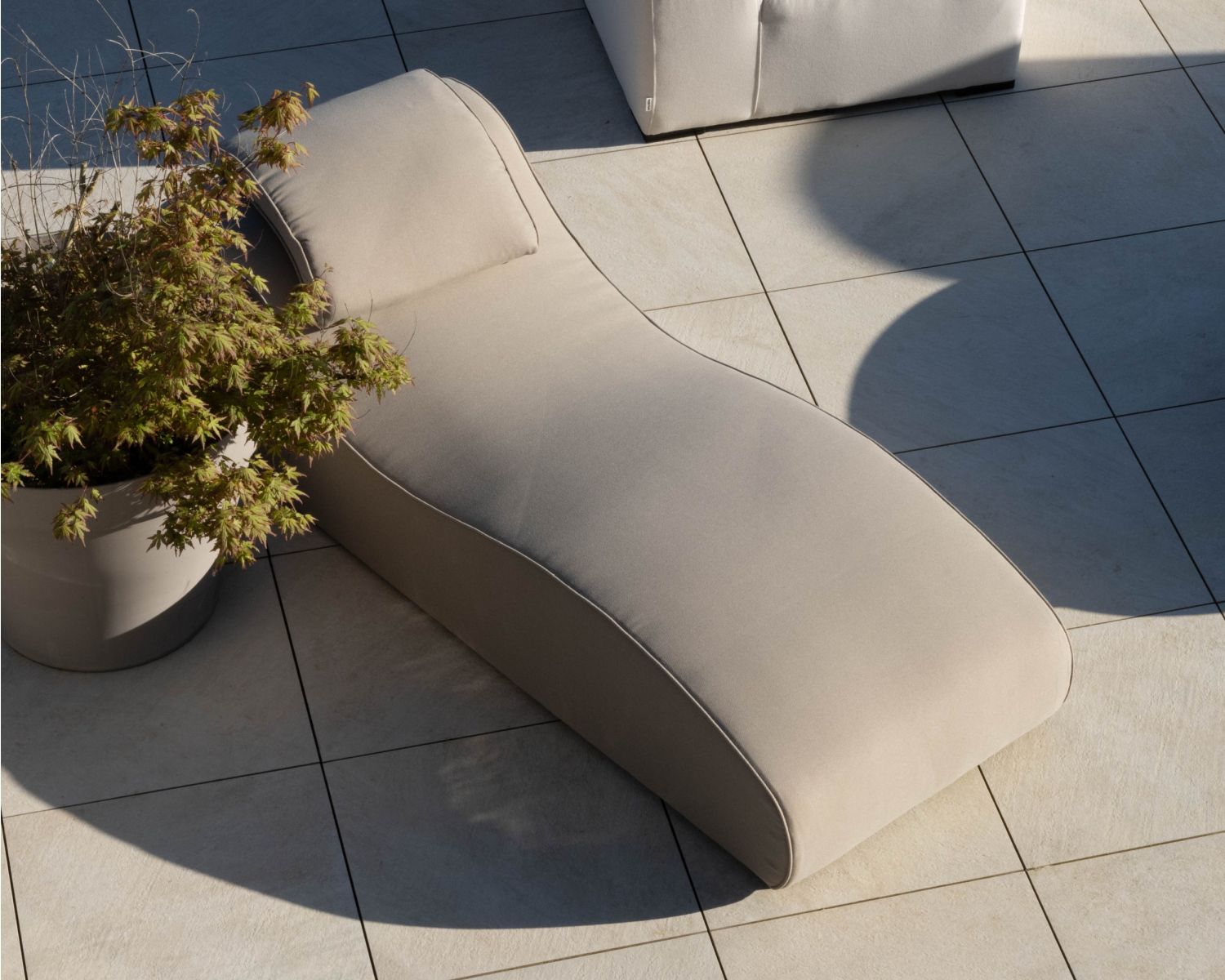 Lettino prendisole in tessuto beige speciale per esterni design organico "Miroly bay