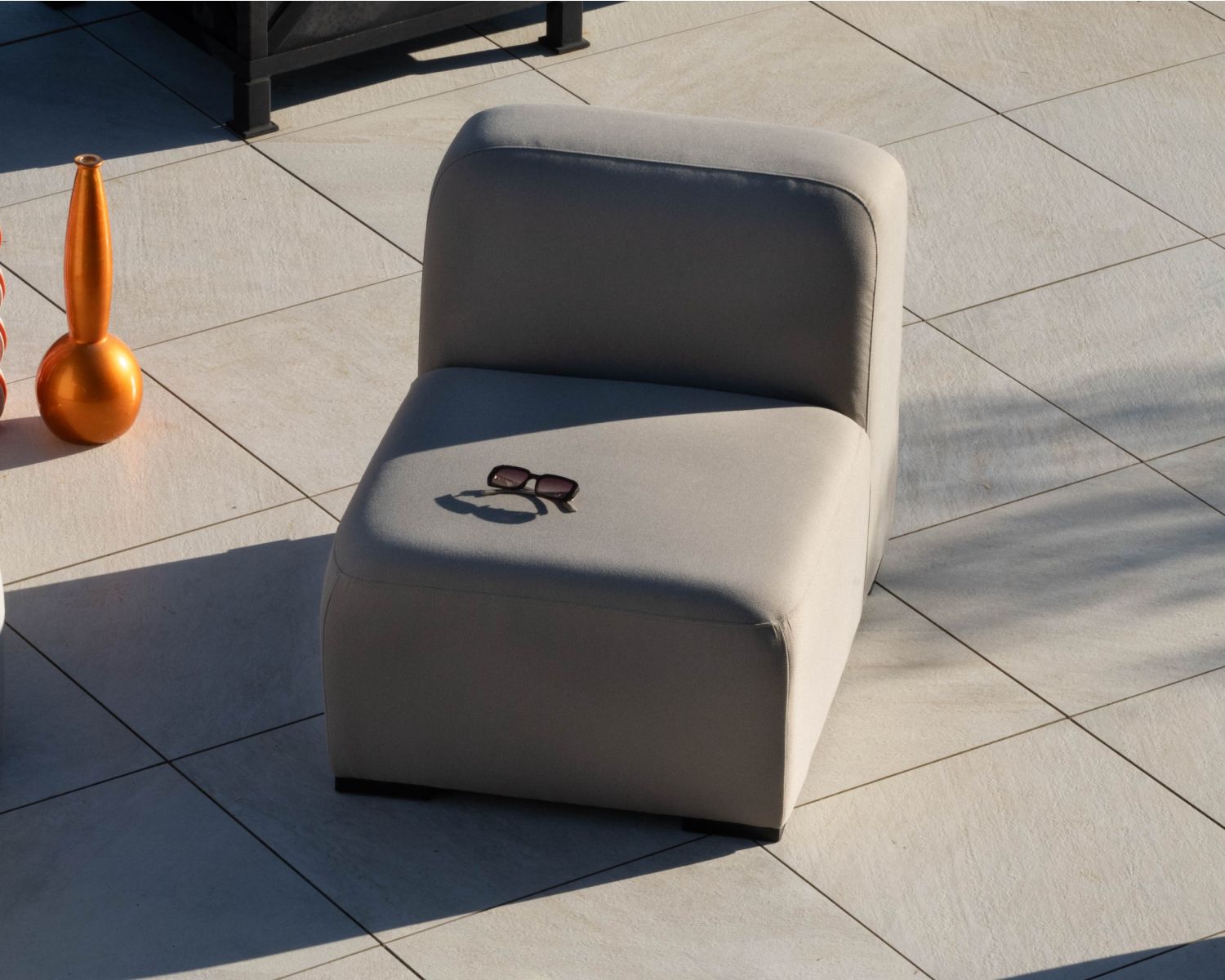 Elemento di seduta per divano modulare da esterno in tessuto taupe "Miroly Bay" dal design organico