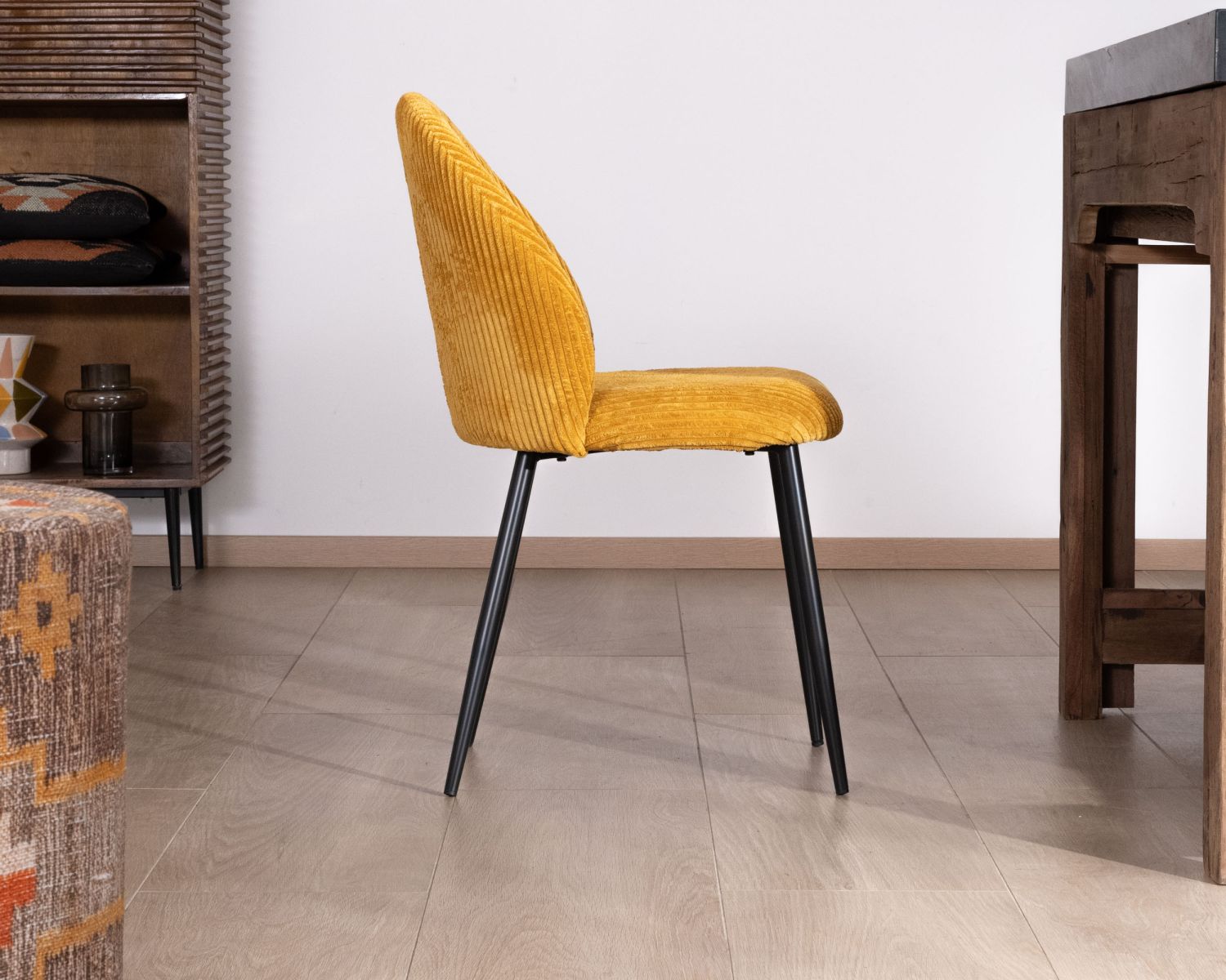 Set di 4 sedie da pranzo in velluto senape con gambe "Bellot" in metallo nero in stile vintage