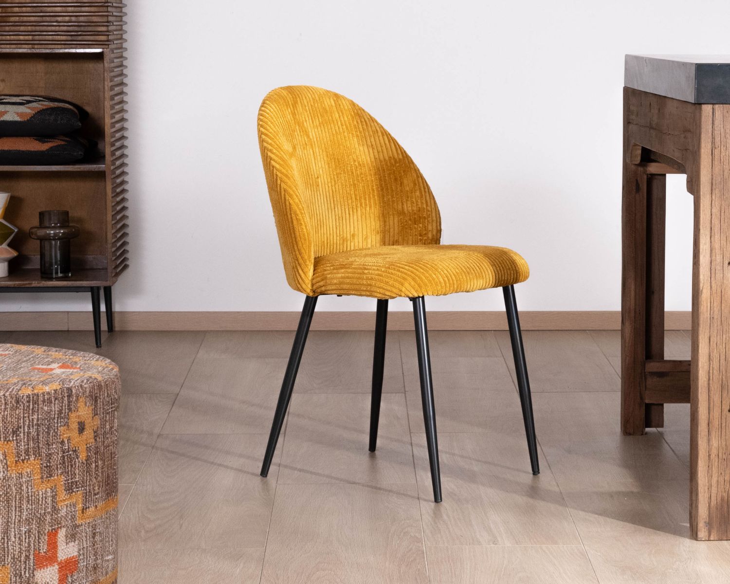 Set di 4 sedie da pranzo in velluto senape con gambe "Bellot" in metallo nero in stile vintage