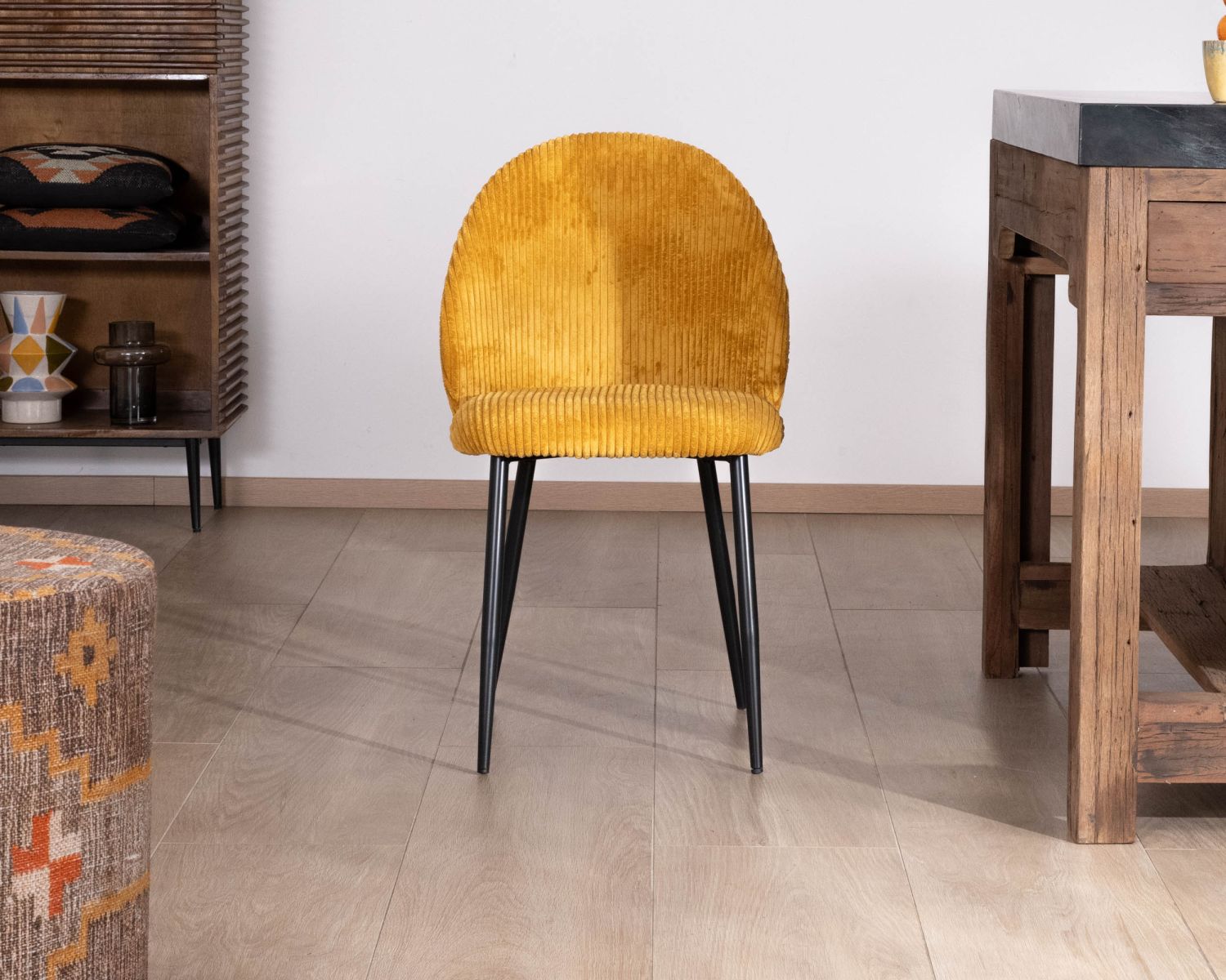 Set di 4 sedie da pranzo in velluto senape con gambe "Bellot" in metallo nero in stile vintage