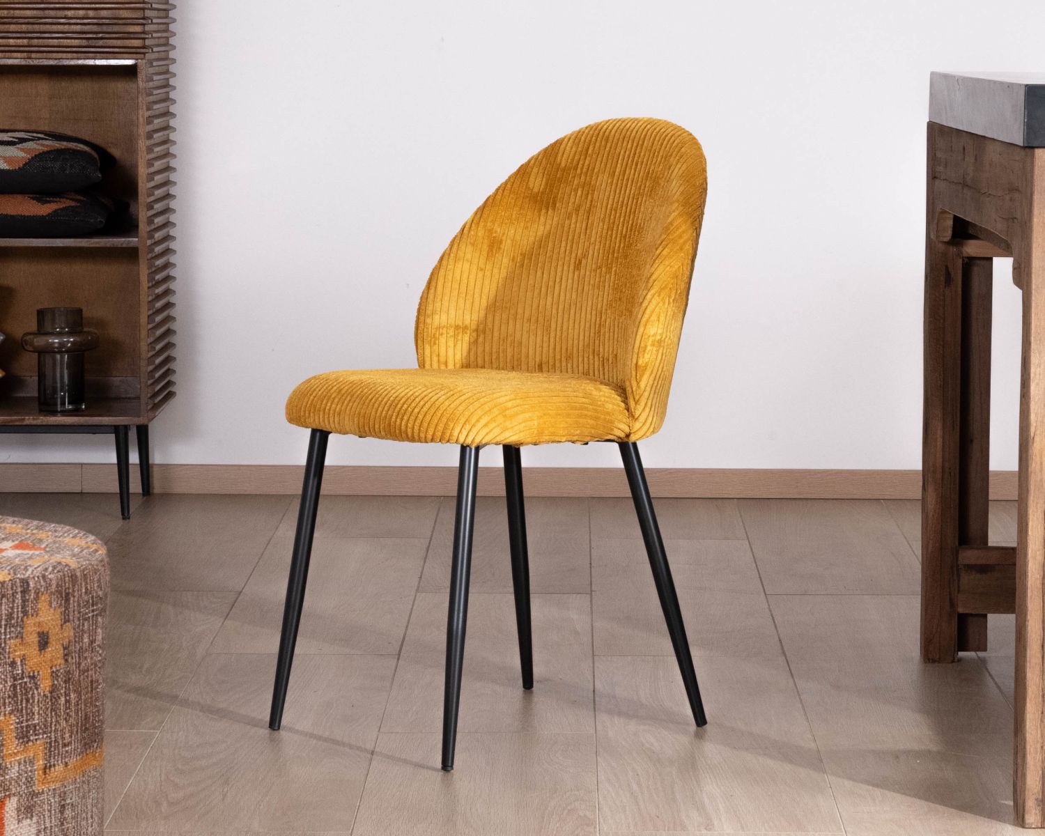 Set di 4 sedie da pranzo in velluto senape con gambe "Bellot" in metallo nero in stile vintage