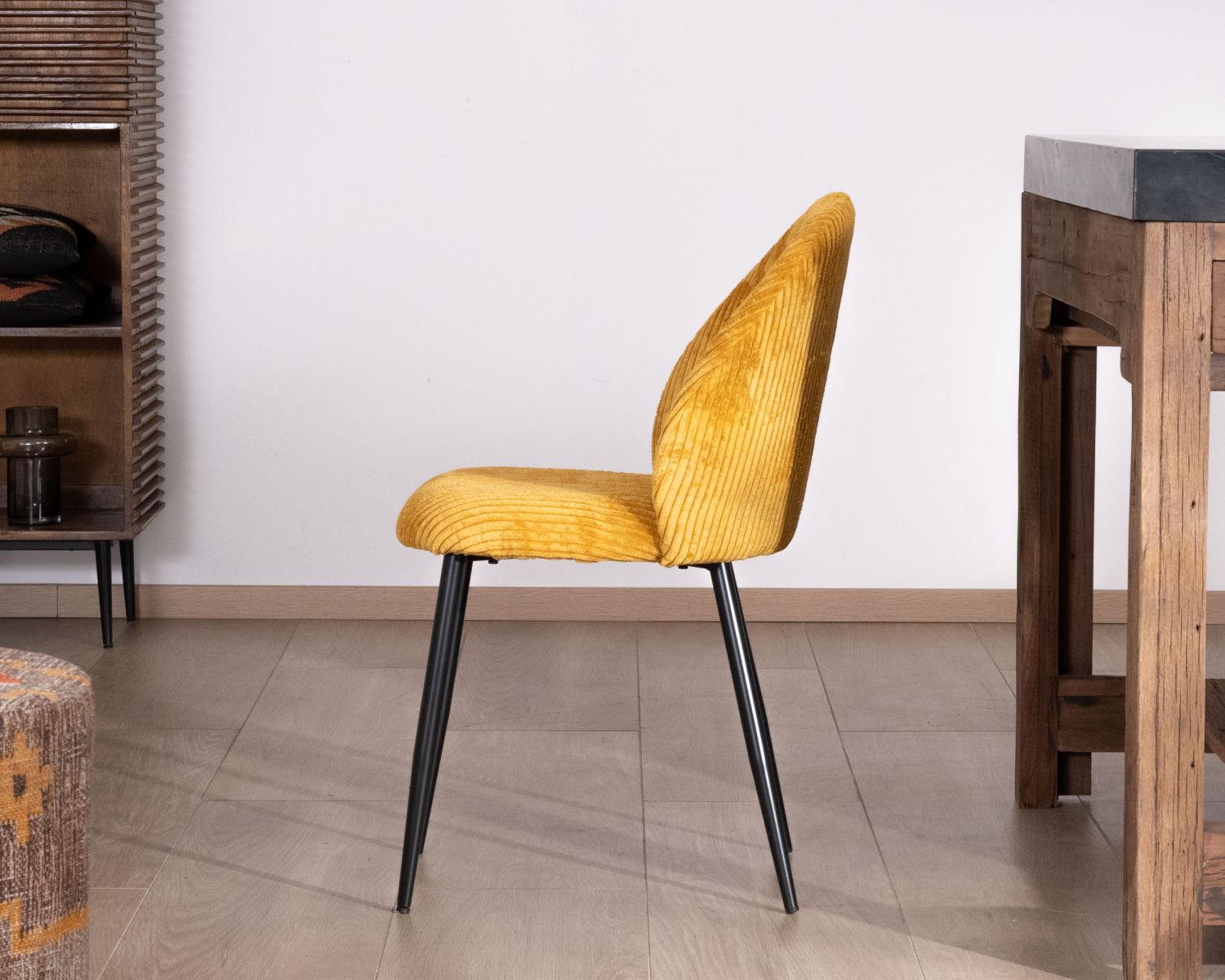 Set di 4 sedie da pranzo in velluto senape con gambe "Bellot" in metallo nero in stile vintage