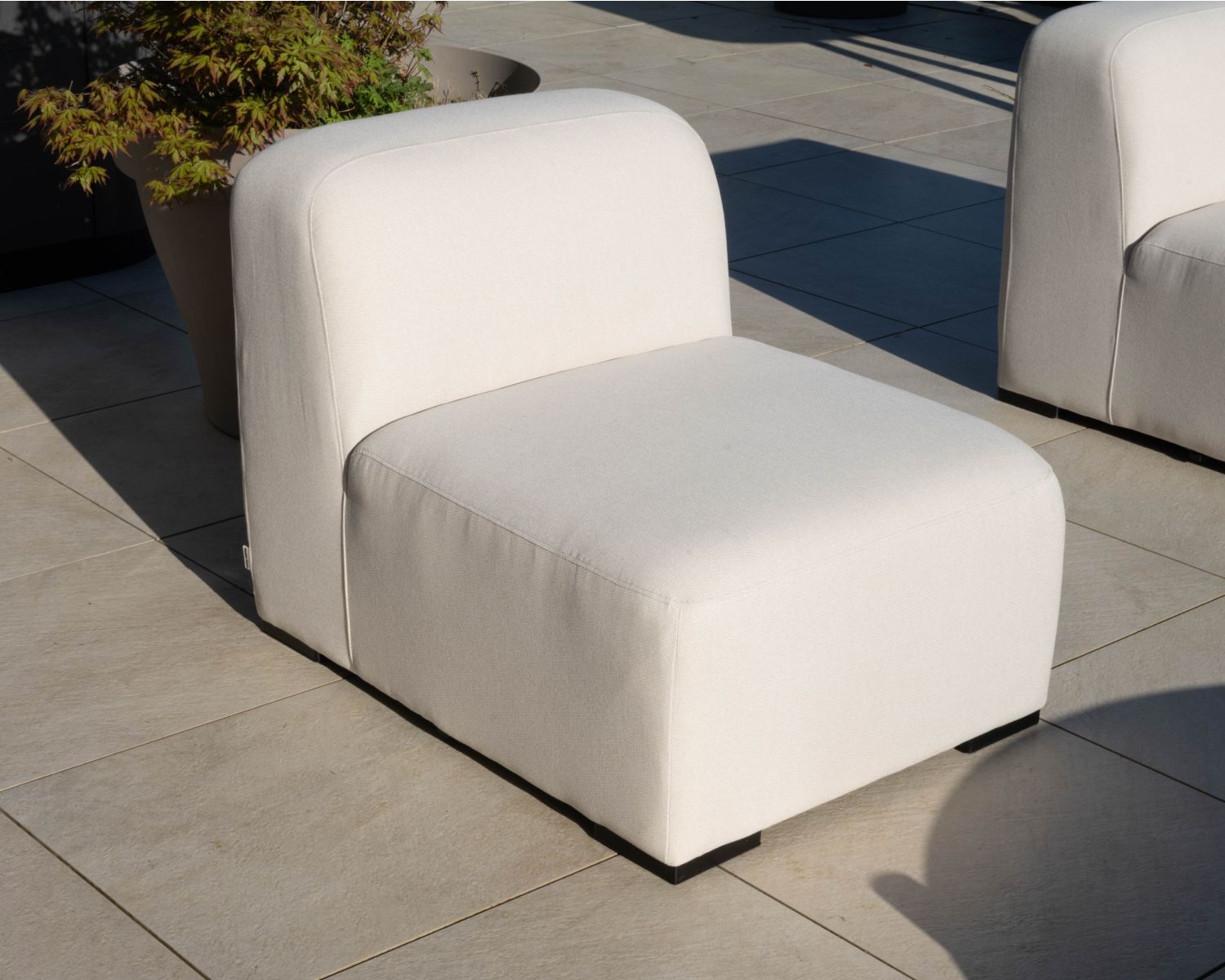Elemento di seduta per divano modulare da esterno "Miroly Bay" dal design organico in tessuto bianco
