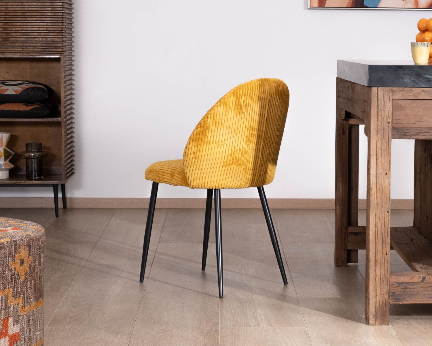 Set di 4 sedie da pranzo in velluto senape con gambe "Bellot" in metallo nero in stile vintage