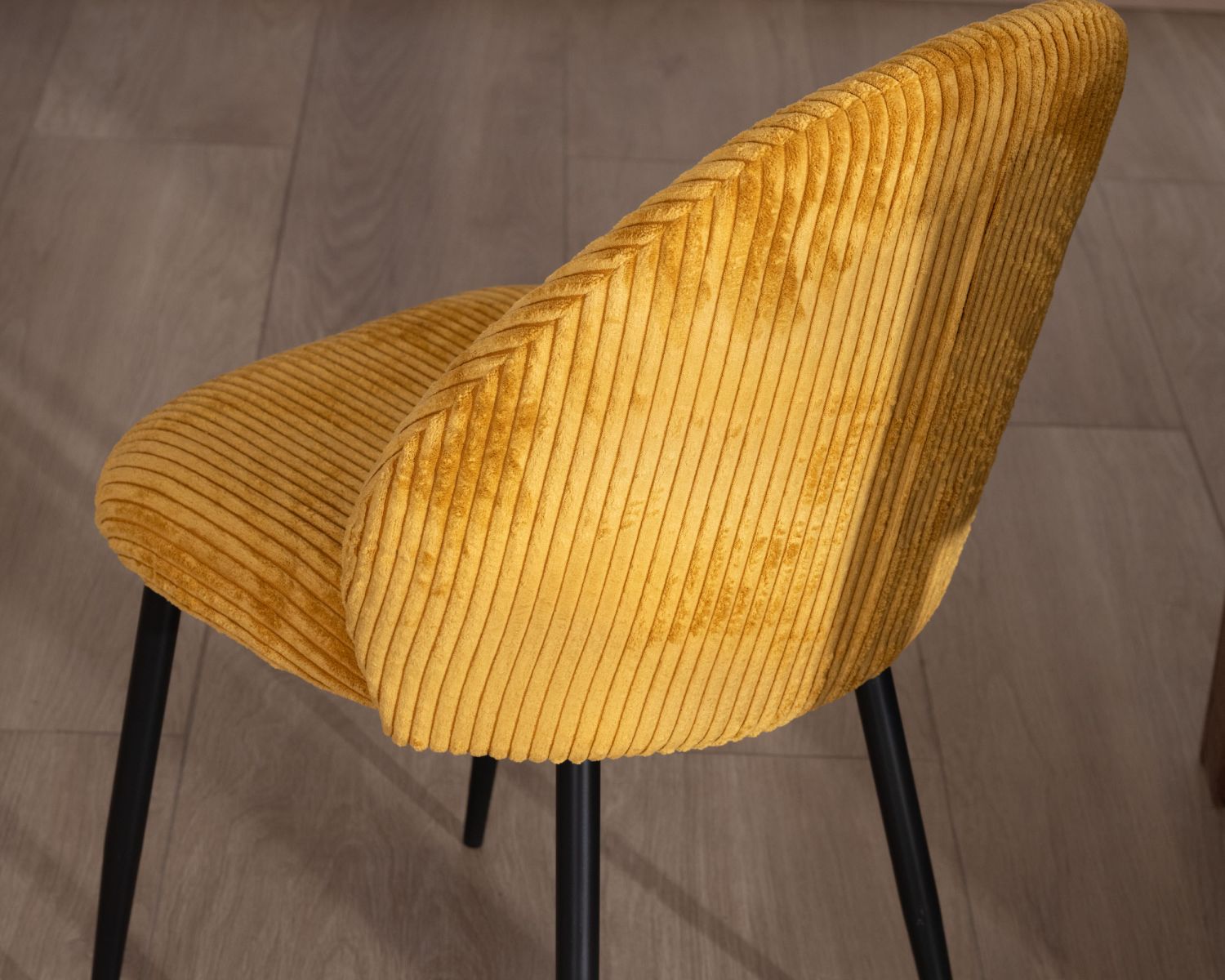 Set di 4 sedie da pranzo in velluto senape con gambe "Bellot" in metallo nero in stile vintage