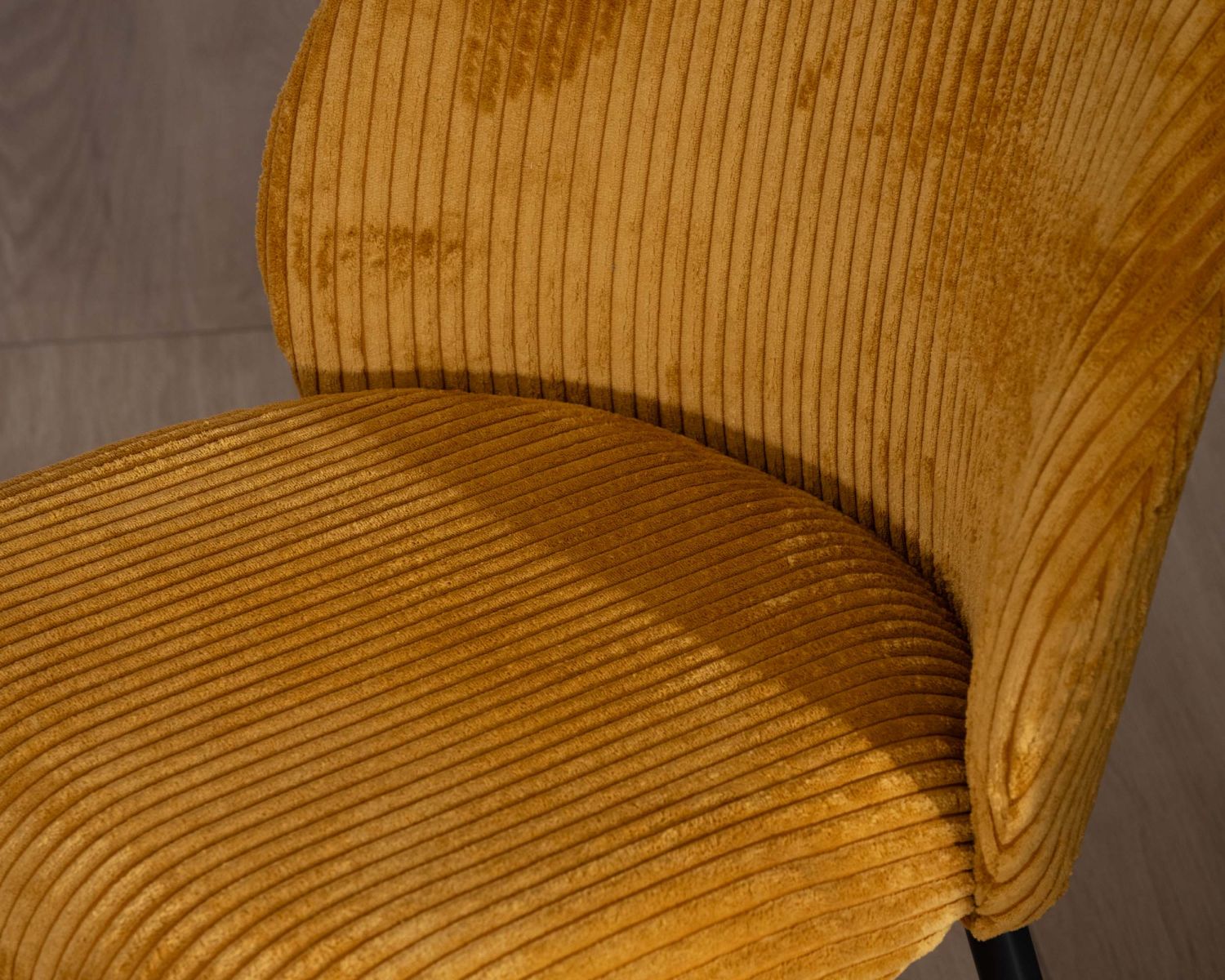 Set di 4 sedie da pranzo in velluto senape con gambe "Bellot" in metallo nero in stile vintage