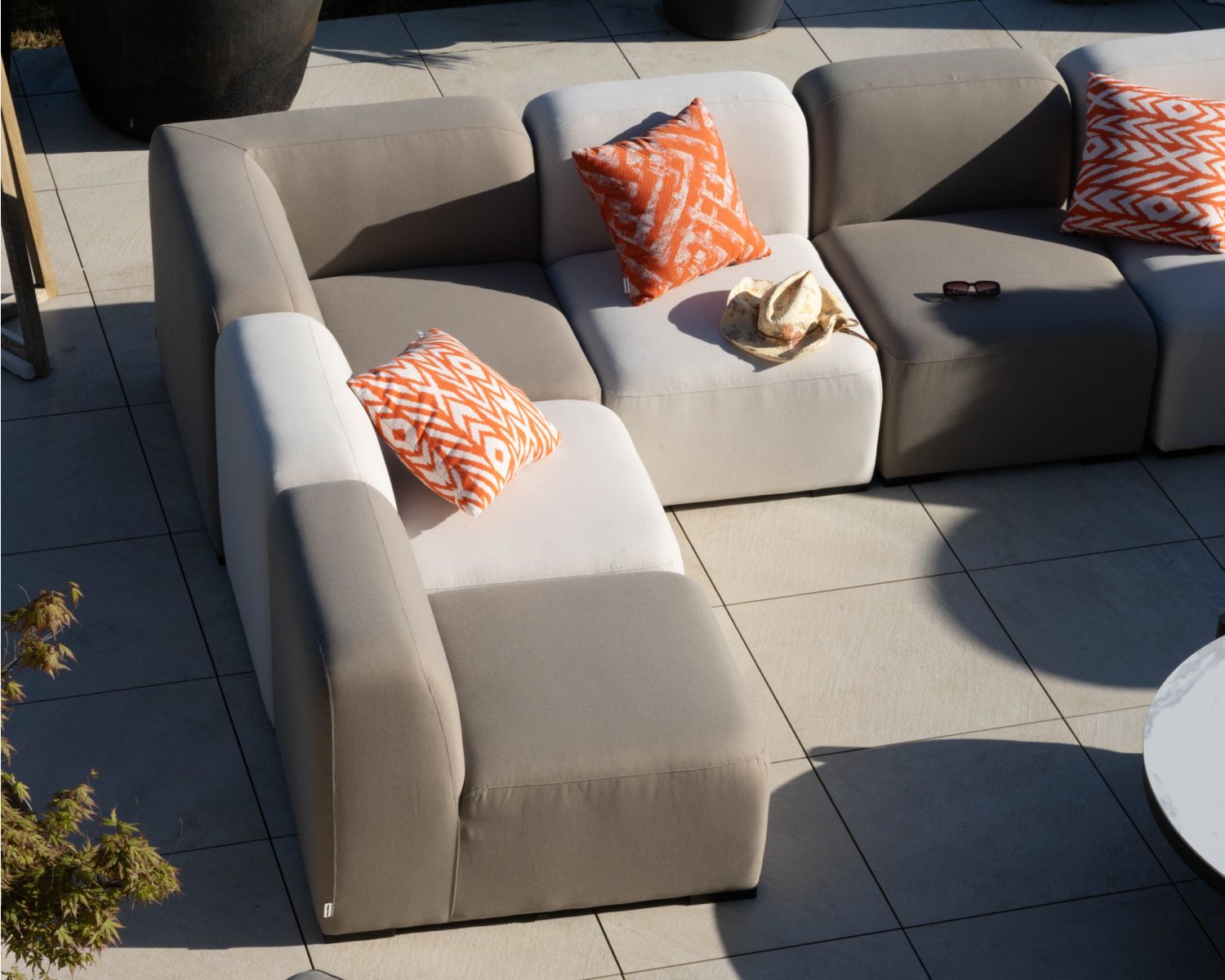 Modulo angolare in tessuto beige per il divano modulare da esterno "Miroly Bay" dal design organico