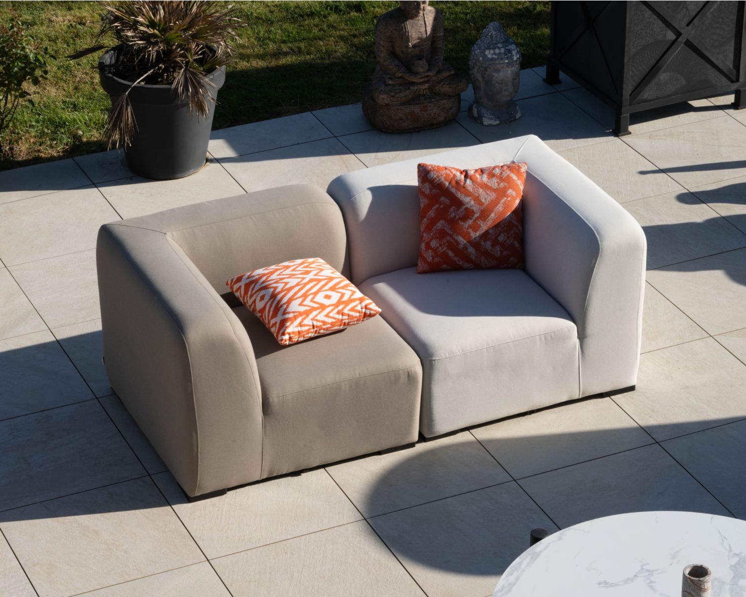 Modulo angolare in tessuto beige per il divano modulare da esterno "Miroly Bay" dal design organico