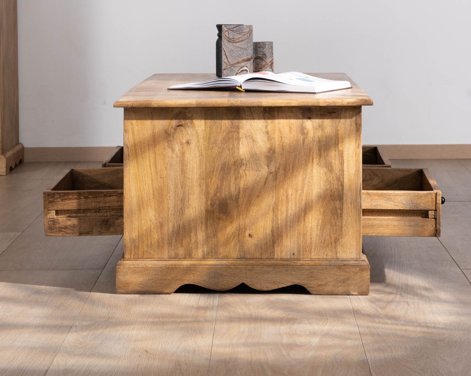 Tavolino in mango "Sarah" in stile classico