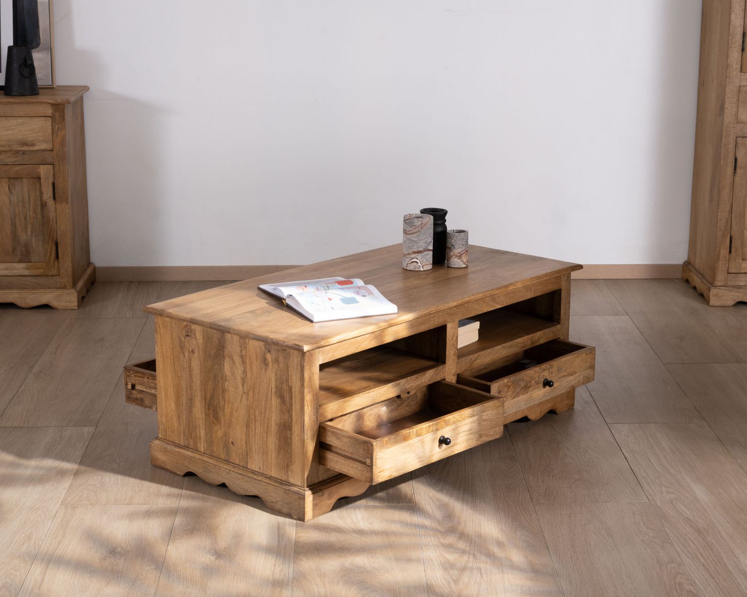 Tavolino in mango "Sarah" in stile classico