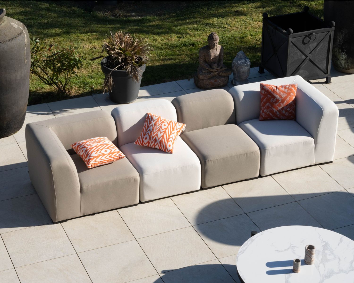 Elemento di seduta per divano modulare da esterno in tessuto taupe "Miroly Bay" dal design organico