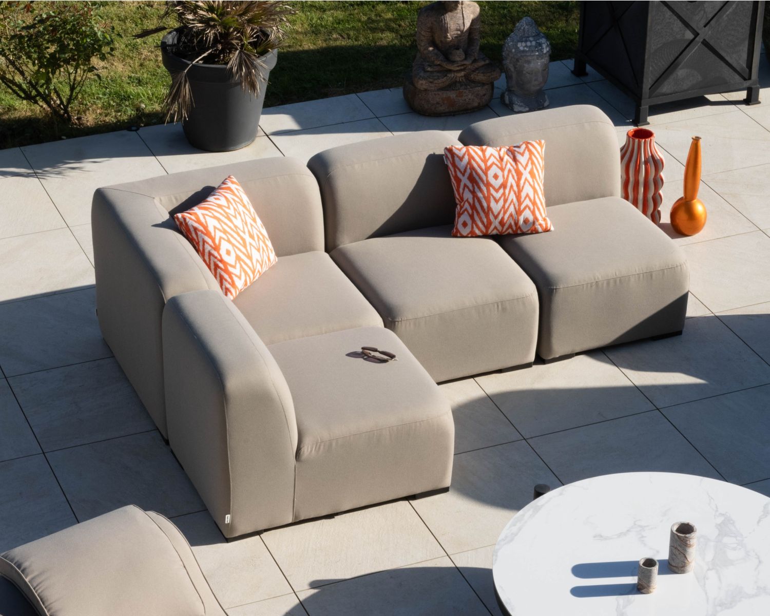 Elemento di seduta per divano modulare da esterno in tessuto taupe "Miroly Bay" dal design organico