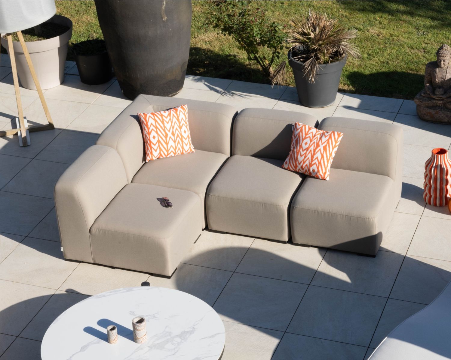 Elemento di seduta per divano modulare da esterno in tessuto taupe "Miroly Bay" dal design organico