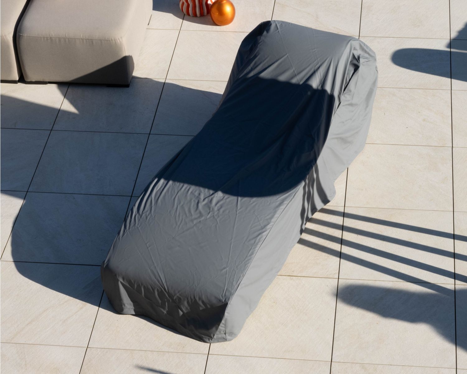 Lettino prendisole in tessuto beige speciale per esterni design organico "Miroly bay