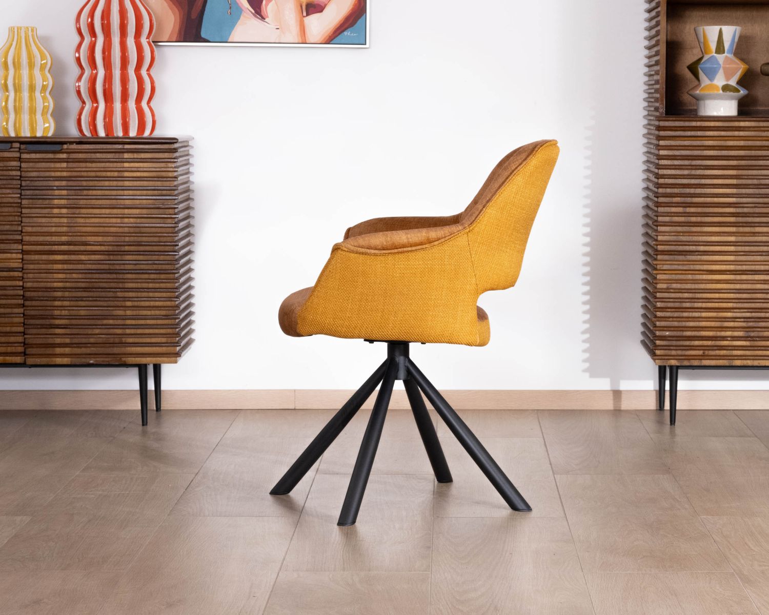 Set di 2 sedie da pranzo girevoli e avvolgenti in tessuto bi-tessuto "Chilko" giallo senape