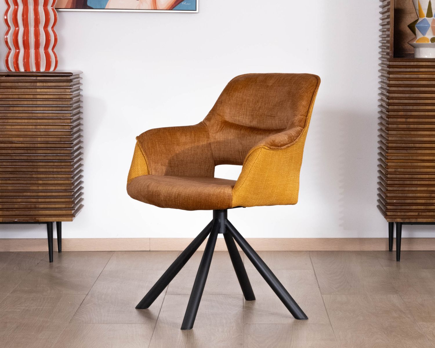 Set di 2 sedie da pranzo girevoli e avvolgenti in tessuto bi-tessuto "Chilko" giallo senape