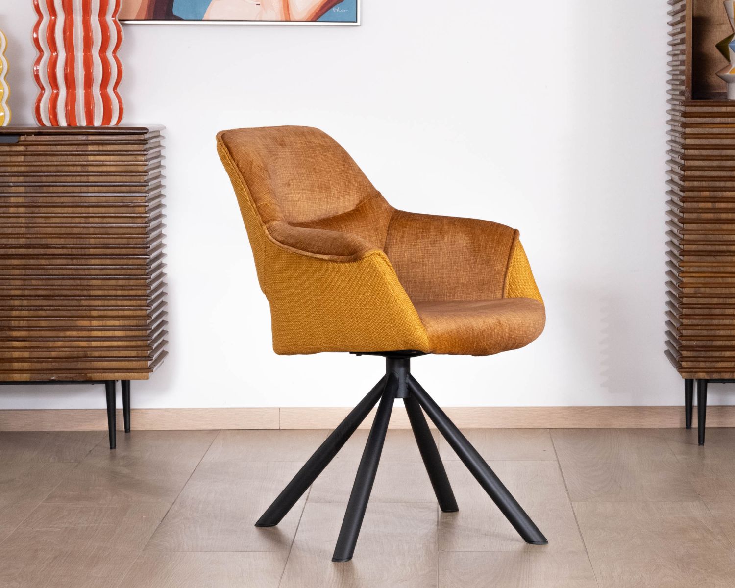 Set di 2 sedie da pranzo girevoli e avvolgenti in tessuto bi-tessuto "Chilko" giallo senape