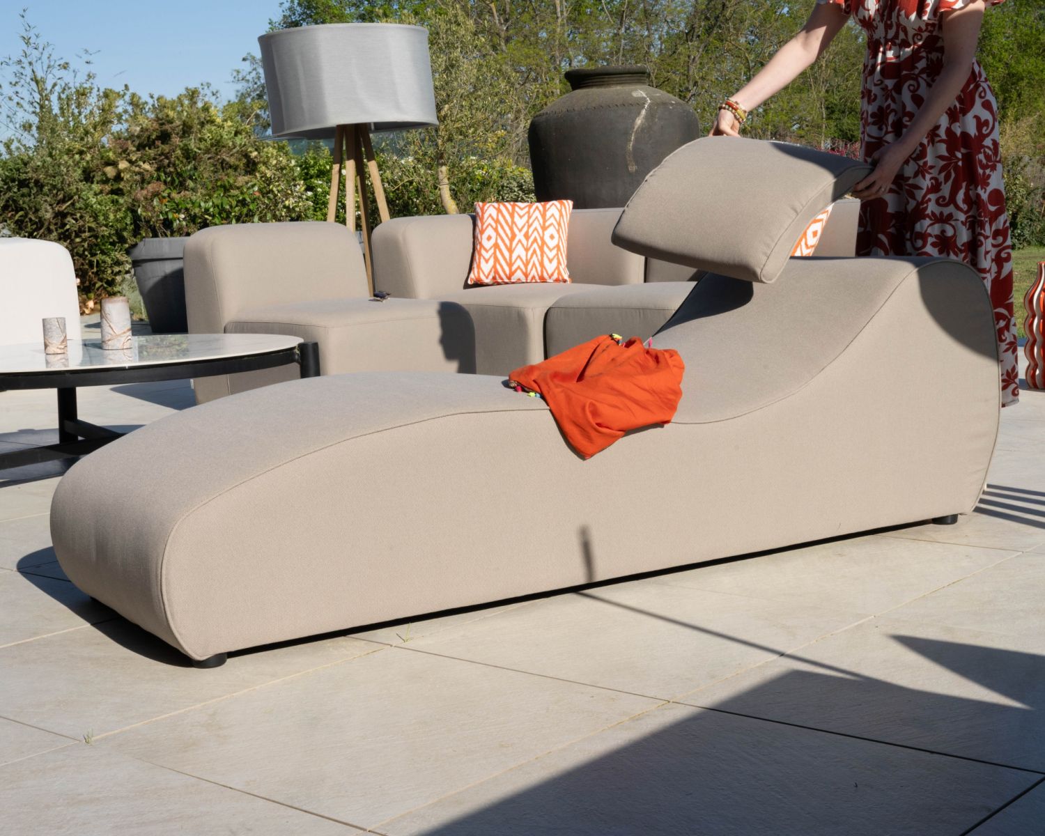 Lettino prendisole in tessuto beige speciale per esterni design organico "Miroly bay