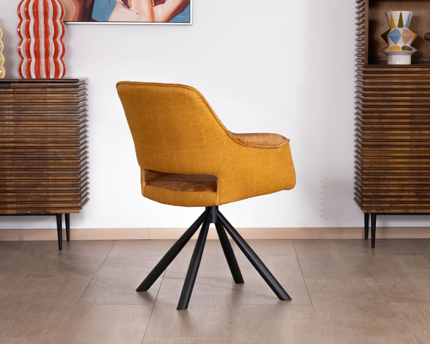 Set di 2 sedie da pranzo girevoli e avvolgenti in tessuto bi-tessuto "Chilko" giallo senape