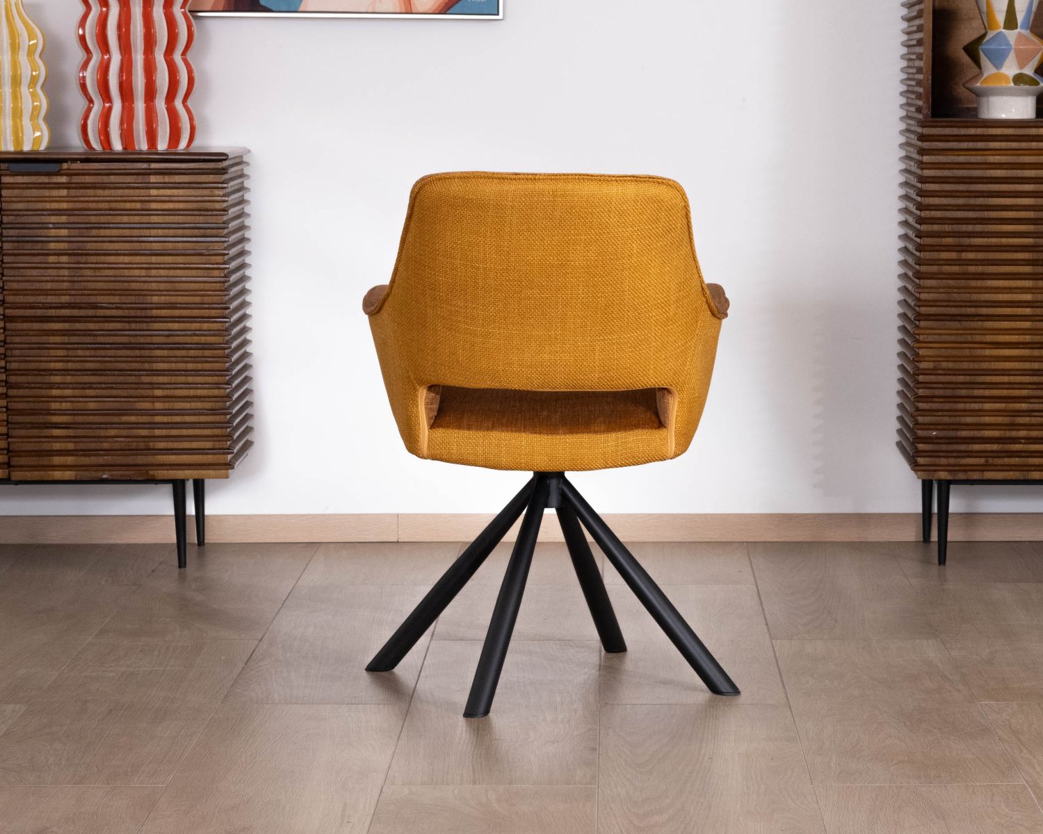 Set di 2 sedie da pranzo girevoli e avvolgenti in tessuto bi-tessuto "Chilko" giallo senape