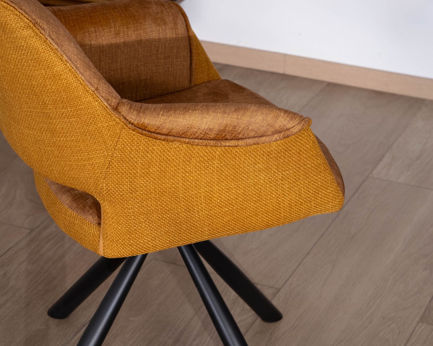 Set di 2 sedie da pranzo girevoli e avvolgenti in tessuto bi-tessuto "Chilko" giallo senape