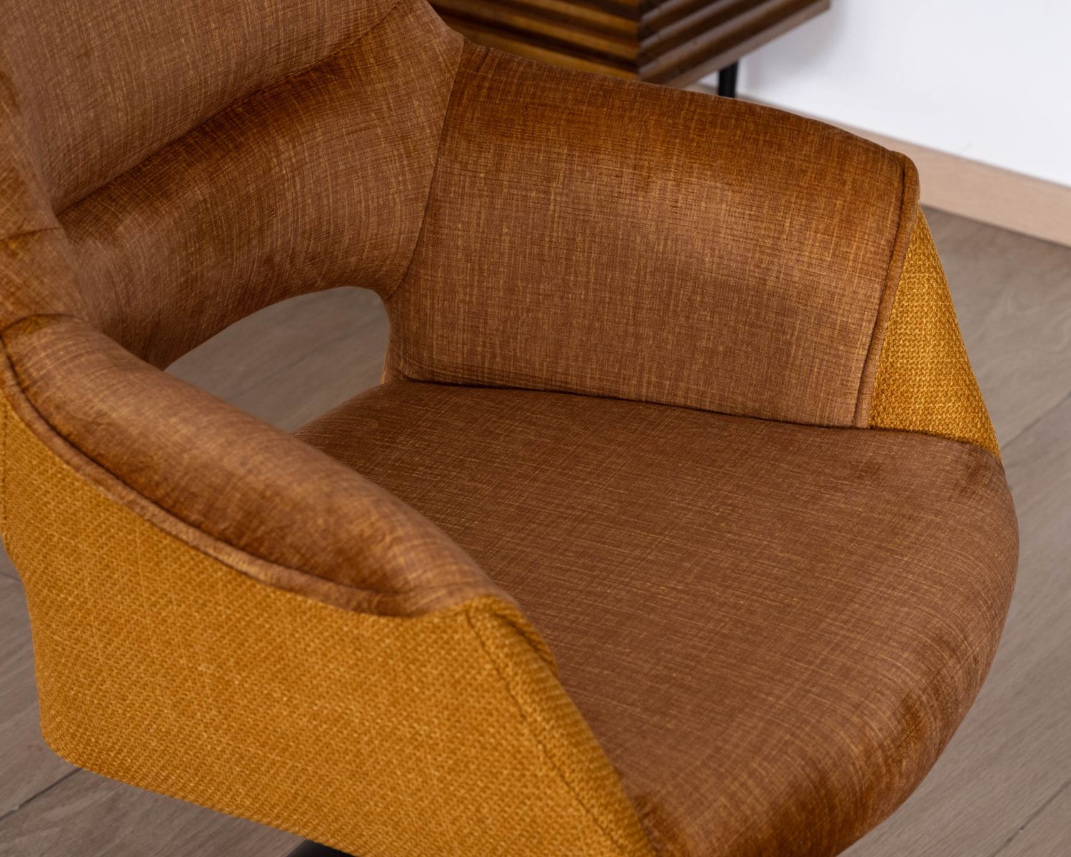 Set di 2 sedie da pranzo girevoli e avvolgenti in tessuto bi-tessuto "Chilko" giallo senape