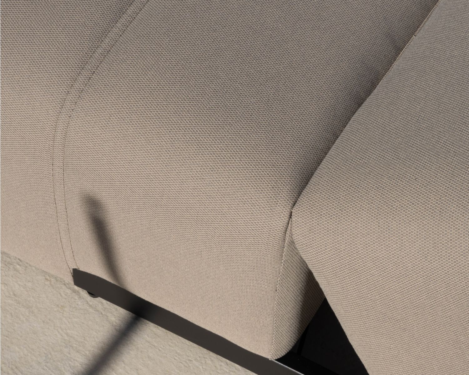 Lettino prendisole dal design elegante in tessuto speciale per esterni "Sunset Bay" color tortora con impunture