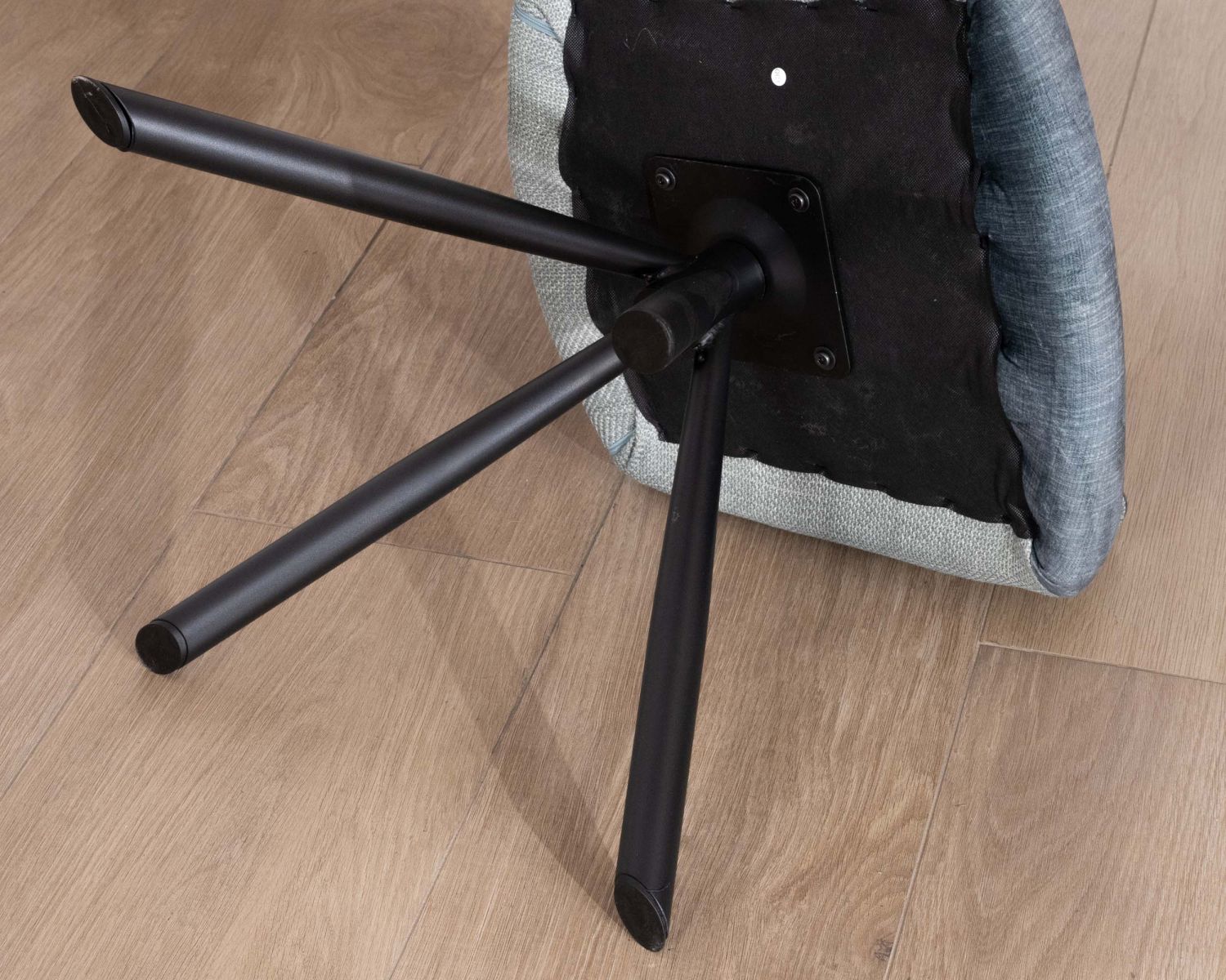 Set di 2 sedie da pranzo avvolgenti "Chilko" in tessuto bi-tessuto verde con base girevole in metallo nero 