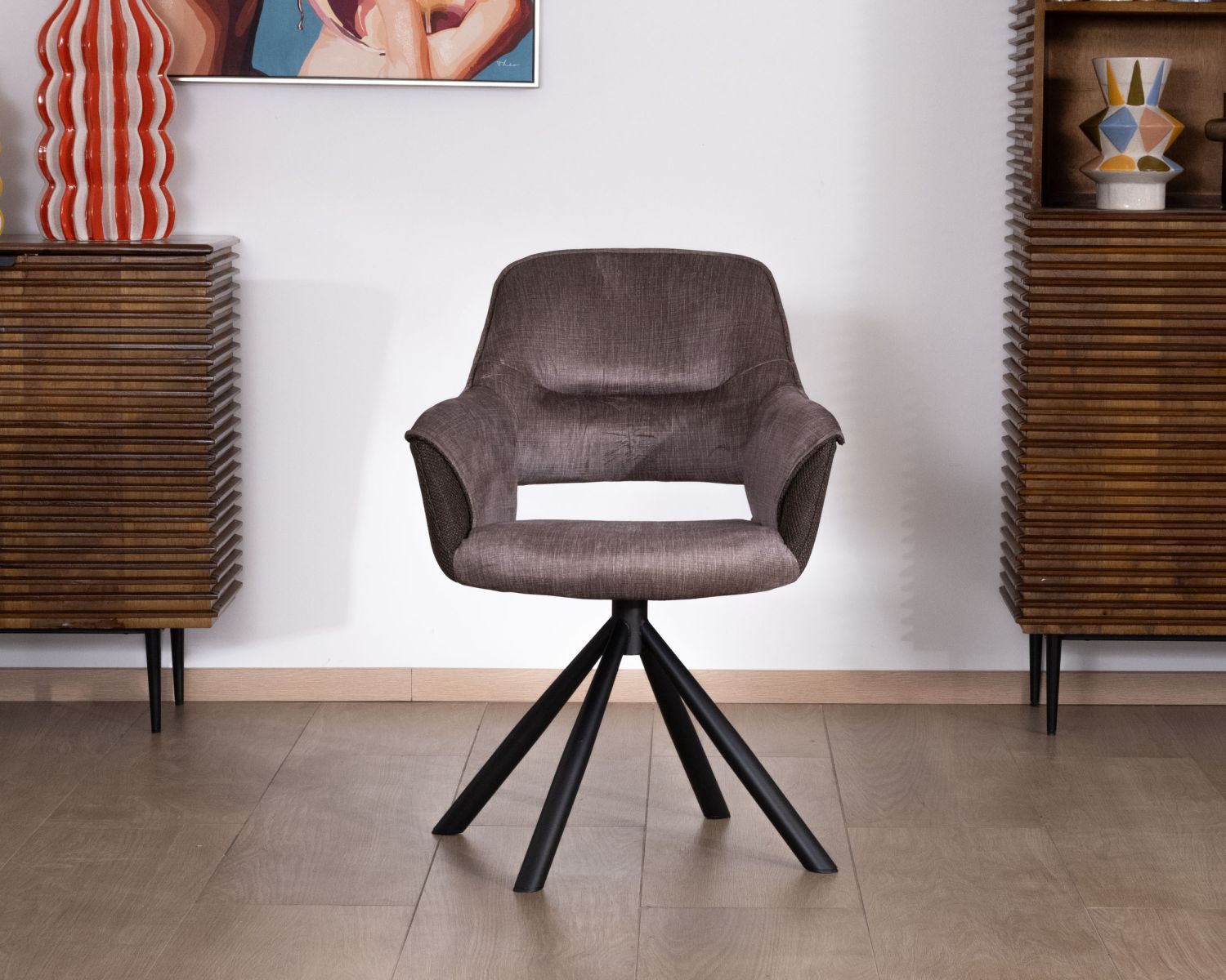 Set di 2 sedie da pranzo avvolgenti in tessuto bi-tessuto color cioccolato e base girevole in metallo "Chilko"