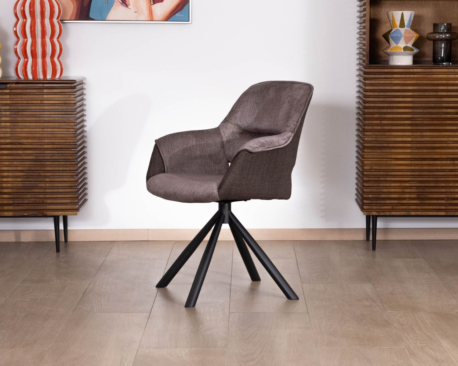 Set di 2 sedie da pranzo avvolgenti in tessuto bi-tessuto color cioccolato e base girevole in metallo "Chilko"