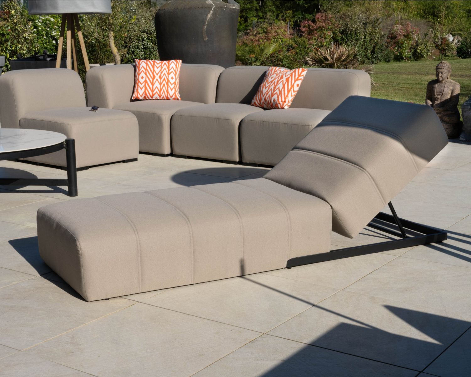 Lettino prendisole dal design elegante in tessuto speciale per esterni "Sunset Bay" color tortora con impunture